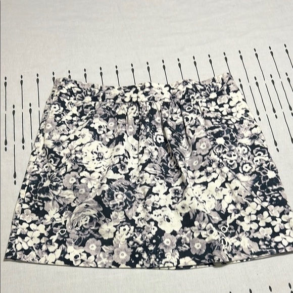 Gap Black and White floral print Mini Skirt. Size 10 - Picture 1 of 7